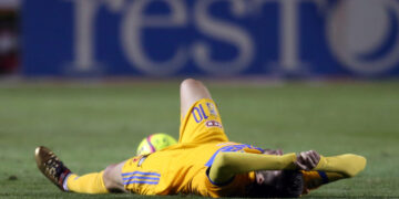 Ginac sale lesionado del tobillo