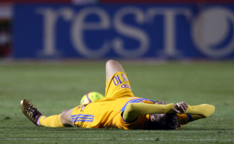 Ginac sale lesionado del tobillo