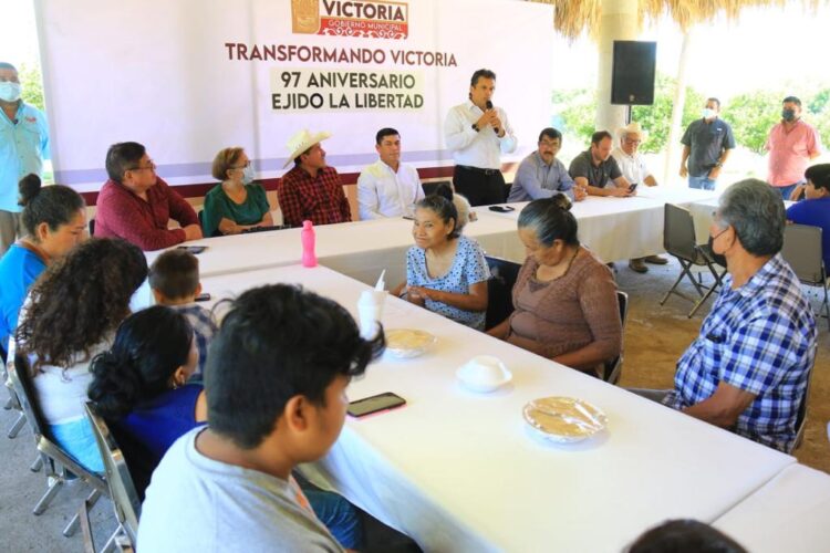 Ratifican ejidatarios voto de confianza al alcalde Lalo Gattás