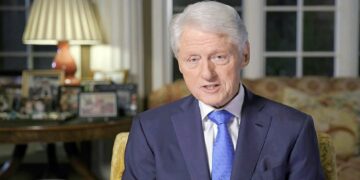 Hospitalizan a Bill Clinton a sus 75 años