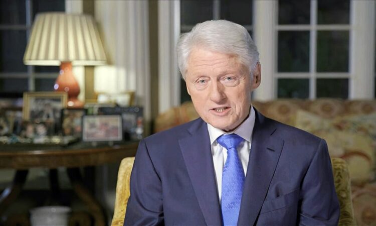 Hospitalizan a Bill Clinton a sus 75 años