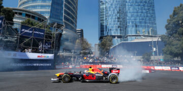 Exhibe con donas y acelerones Checo Pérez en paseo de la Reforma ante 100 mil personas