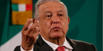 Lopez Obrador felicita a Canelo Álvarez y a Checo Pérez en la mañanera