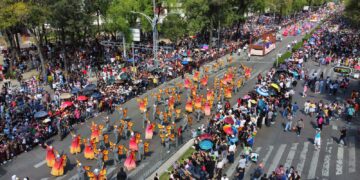 Miles de personas asisten a gran desfile de la CDMX