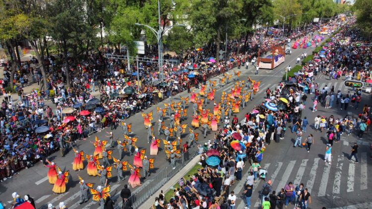 Miles de personas asisten a gran desfile de la CDMX