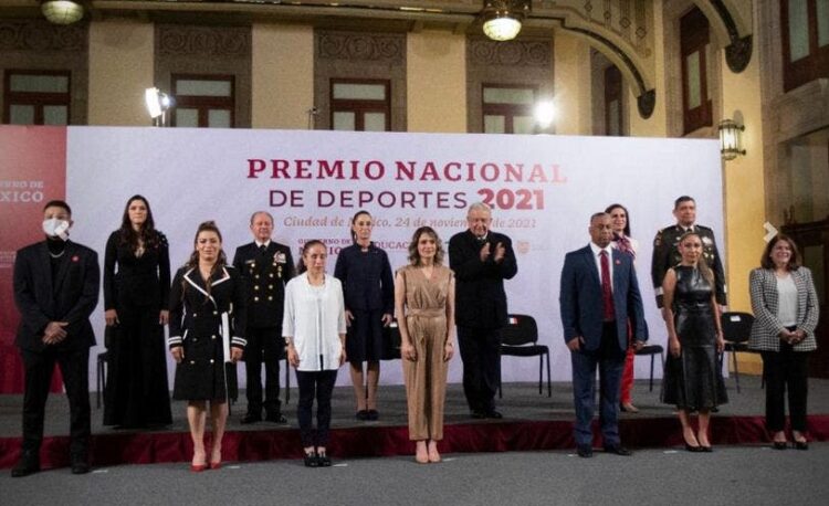 Entrega AMLO premio nacional del deporte