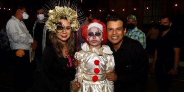 Con arte y cultura fomentan Lucy y Lalo Gattás tradición de Día de Muertos.