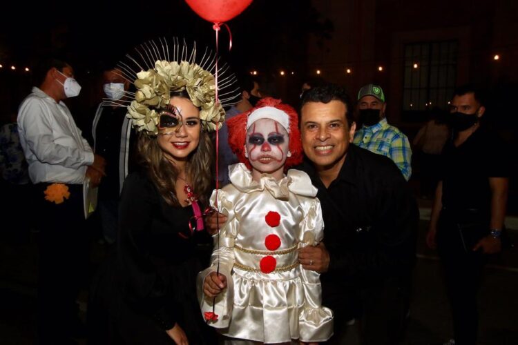 Con arte y cultura fomentan Lucy y Lalo Gattás tradición de Día de Muertos.