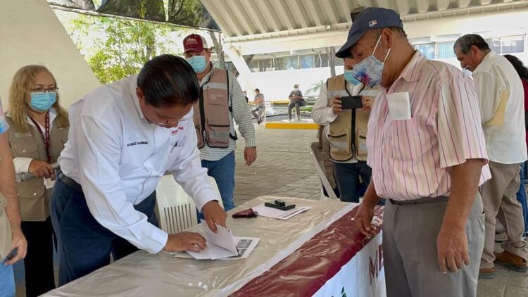 Entregan tarjetas de nuevas afiliaciones para Adultos Mayores: Rodolfo González Valderrama