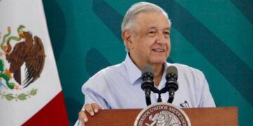 Apoyaré a candidato que gane encuesta, hombre o mujer: AMLO