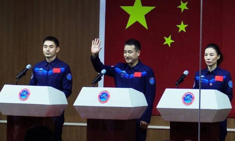 China completa mision fuera de la estacion espacial