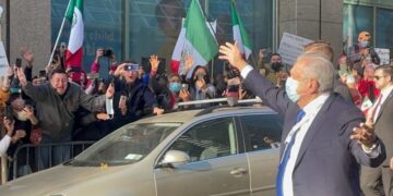 Mexicanos muestran gestos de cariño a AMLO en Nueva York