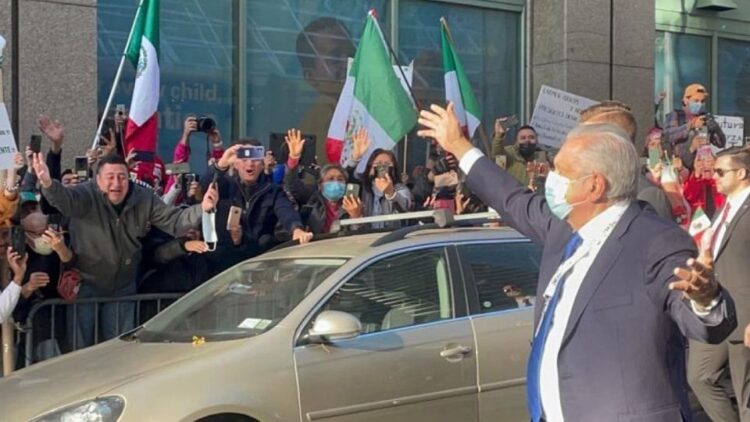 Mexicanos muestran gestos de cariño a AMLO en Nueva York