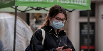 Ómicron ocasiona síntomas leves en personas vacunadas en EU