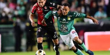 Con polémico penal León aventaja al Atlas