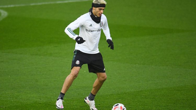 Tata Martino guaradara a Raul Jimenez ante Jamaica