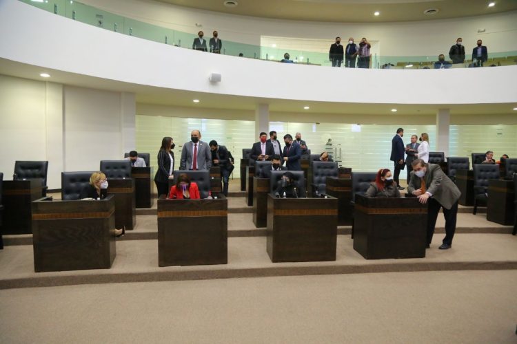 Diputados de Morena buscan reembolsar a ciudadanos que pagaron placas