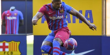 La afición del Barcelona espera con ansias debut de Adama Traore