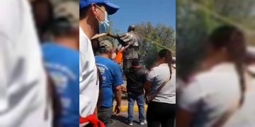 Derriban indígenas estatuas españolas