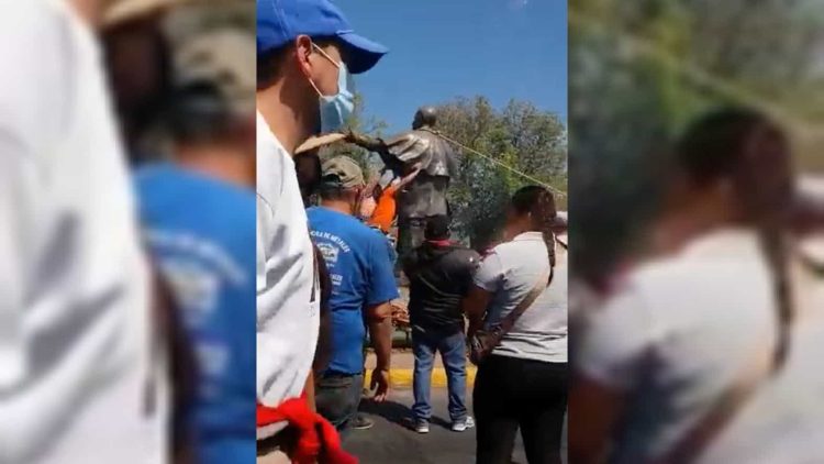 Derriban indígenas estatuas españolas