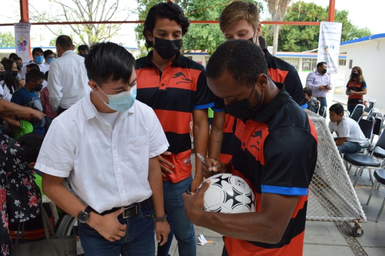 Asiste Correcaminos a cierre del mes de la Educación Especial