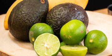 Precio del limón y aguacate no cede; en mercados se venden arriba de $100 por kilo