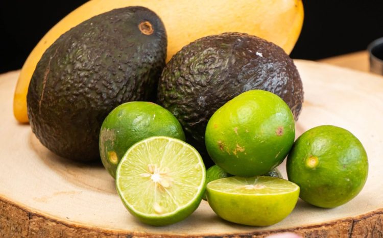 Precio del limón y aguacate no cede; en mercados se venden arriba de $100 por kilo