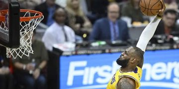 LeBron da la victoria a Lakers en Cleveland