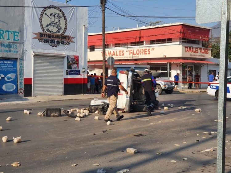 Taquero pierde la vida tras volcar su camioneta