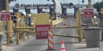 Bloqueo de traileros provoca cierre del puente Pharr-Reynosa