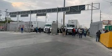 Transportistas bloquean puente de Pharr-Reynosa en protesta