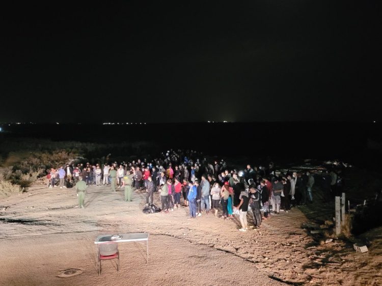 Detienen a mil migrantes diarios en El Paso Texas