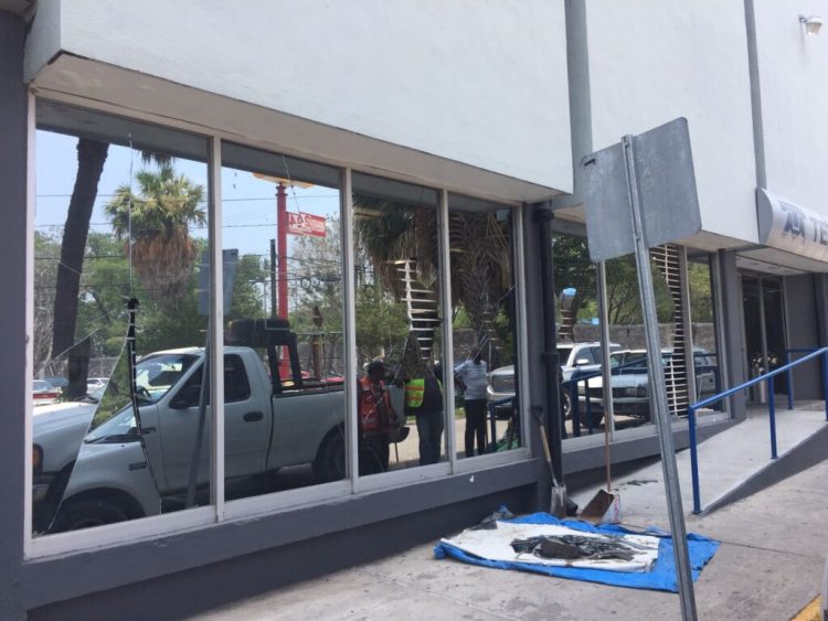 Furioso cliente rompe ventanas de tienda Telmex