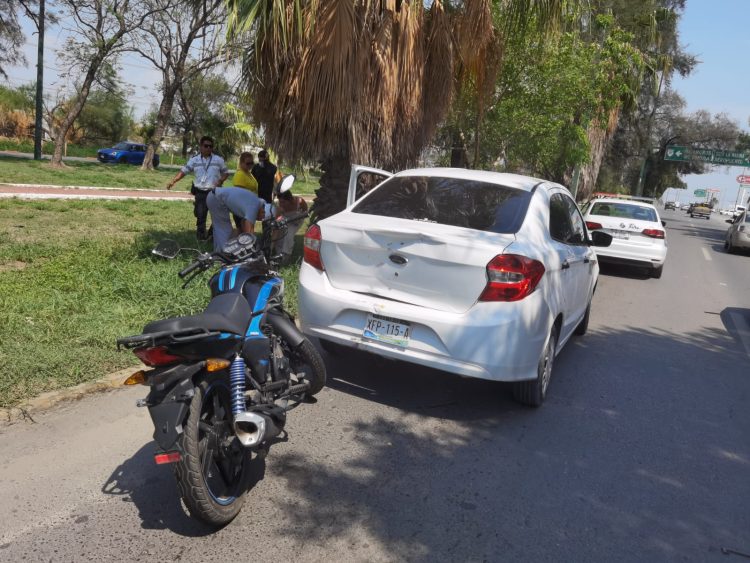 Se estrella motociclista en parte trasera de vehículo