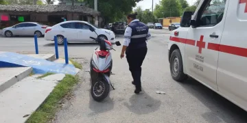 Derriban a jóvenes en moto en el 27 matamoros