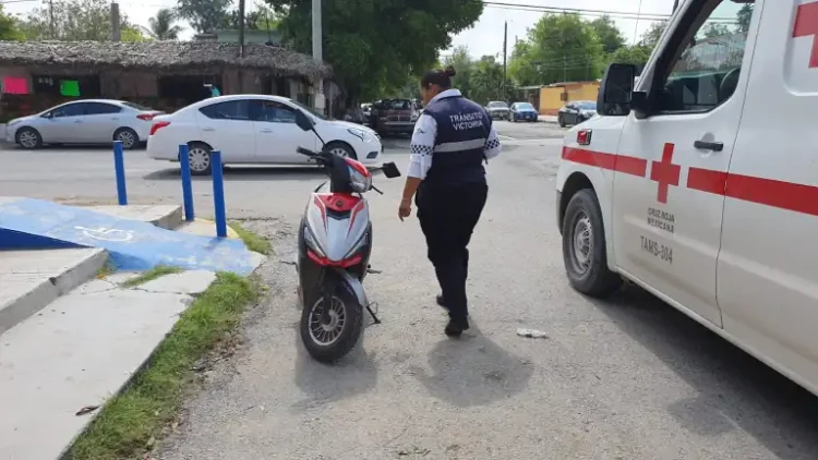 Derriban a jóvenes en moto en el 27 matamoros