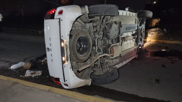 Sufre volcadura en la Interejedial frente al complejo