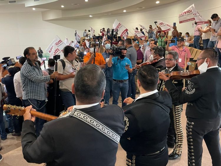 Le cantan las golondrinas el Gobernador de Tamaulipas en el congreso del Estado