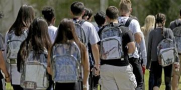 Obligarán a estudiantes a usar mochilas transparentes en Texas