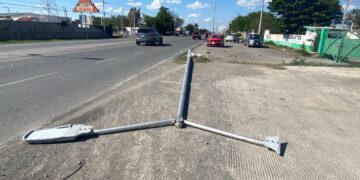 Derriba poste de luz por exceso de velocidad