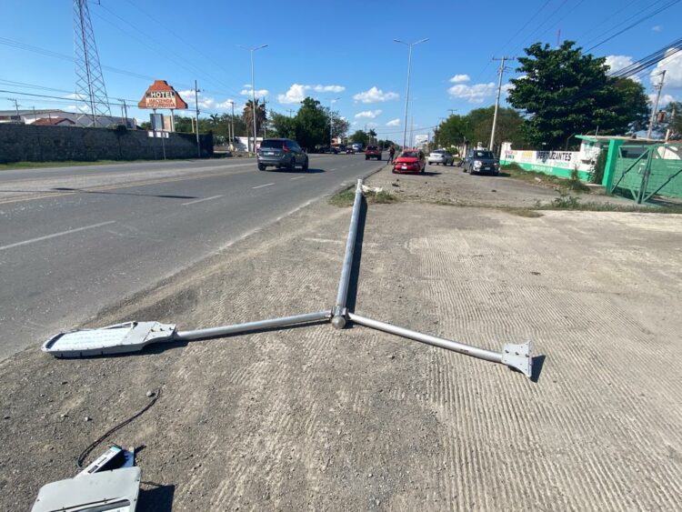 Derriba poste de luz por exceso de velocidad