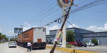 Trailer derriba poste de luz en la Corona