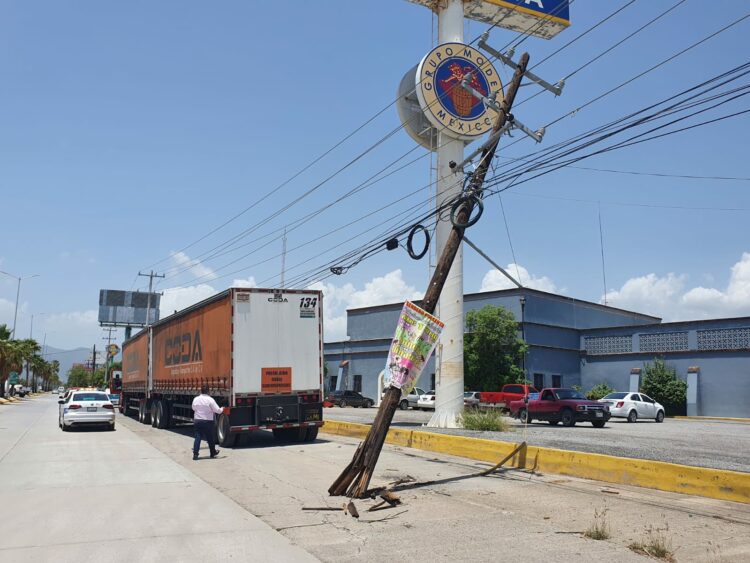 Trailer derriba poste de luz en la Corona