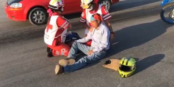 Derrapa motociclista y se fractura la muñeca