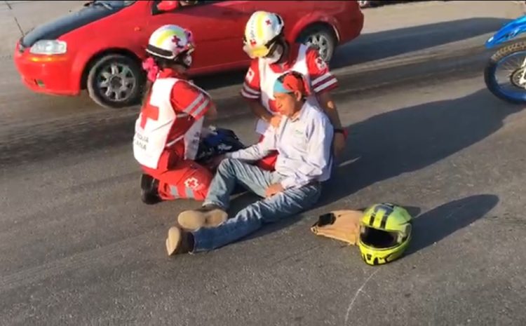 Derrapa motociclista y se fractura la muñeca