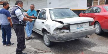 Reversea sin precaución y provoca colisión