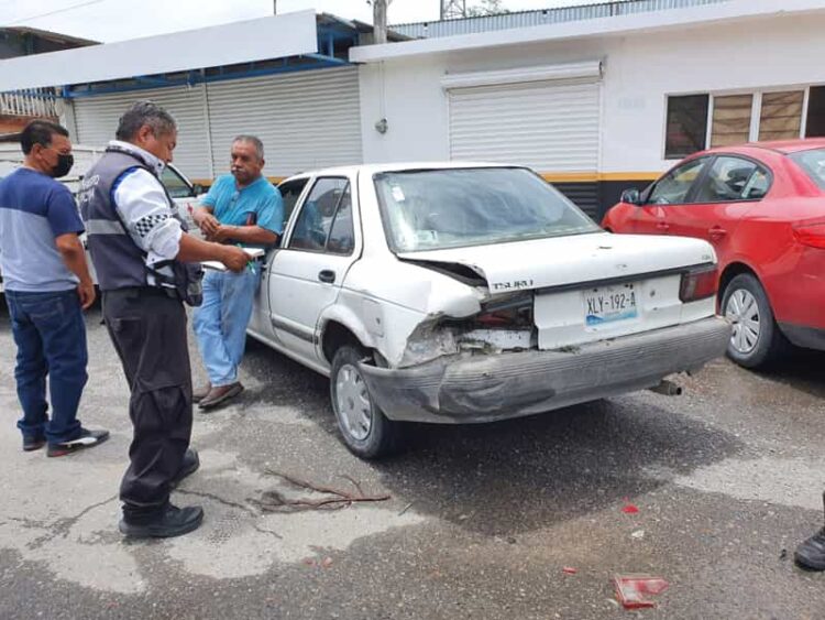 Reversea sin precaución y provoca colisión