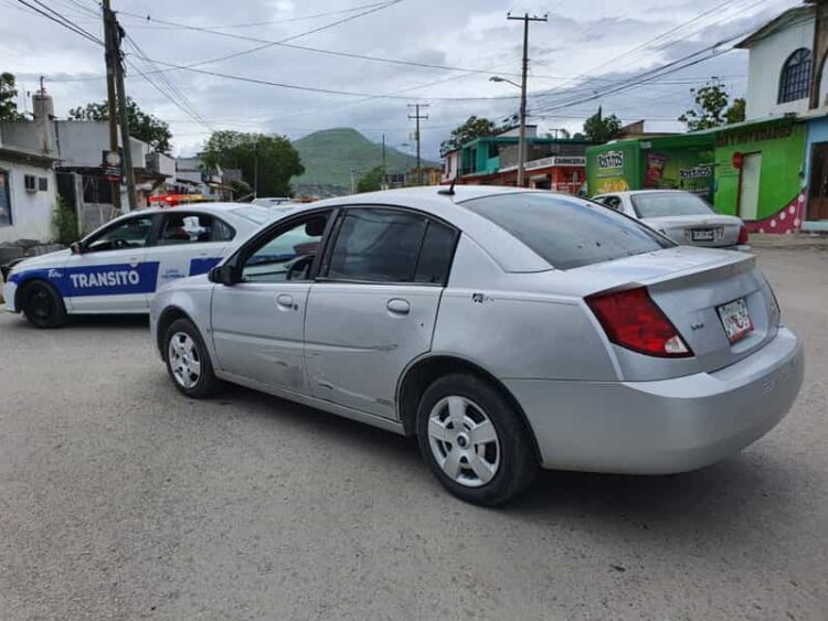Vehículo se impacta con motociclista en la América de Juárez
