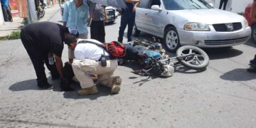 Derriban a pareja a bordo de motocicleta