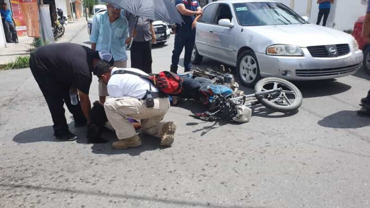 Derriban a pareja a bordo de motocicleta